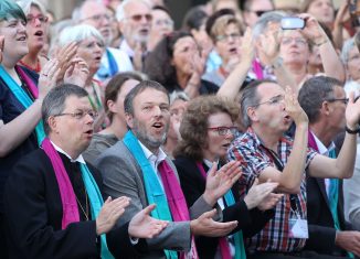 Landesbischof Christoph Meyns war begeistert beim Gospelkirchentag dabei. Foto: Landeskirche