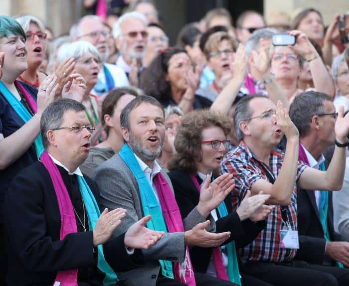 Landesbischof Christoph Meyns war begeistert beim Gospelkirchentag dabei. Foto: Landeskirche