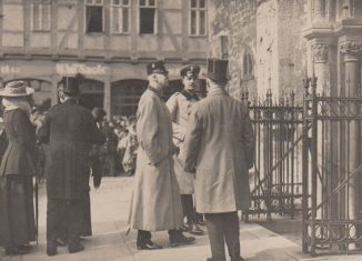 Der Herzog von Cumberland, Vater von Ernst-August, zusammen mit seinem Sohn vor den Stufen, die hinab in die St. Martini-Kirche führen (1913/1914). Foto: Archiv Ostwald