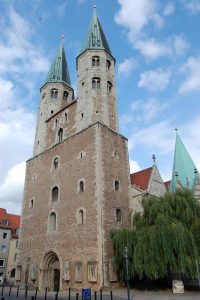 Der Haupteingang von St. Martini ist nur über Treppenstufen zu erreichen. Als die Kirche im Mittelalter erbaut wurde, lag das Umgebungsniveau tiefer.