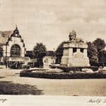 Der Bahnhofsplatz wurde 1933 in Adolf Hitler Platz umbenannt. 1935 war er Schauplatz einer antisemitischen Kundgebung, die zur Abreise vieler Juden führte (Ansichtskarte 1935). Archiv: Markus Weber