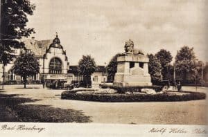 Der Bahnhofsplatz wurde 1933 in Adolf Hitler Platz umbenannt. 1935 war er Schauplatz einer antisemitischen Kundgebung, die zur Abreise vieler Juden führte (Ansichtskarte 1935). Archiv: Markus Weber