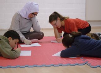 Für jeden der teilnehmenden Jugendlichen bedeutet „Zuhause“ etwas anderes. Es geht um positive Gefühle und Assoziationen. Foto: Gisela Torres-Hernandez