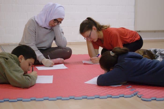 Für jeden der teilnehmenden Jugendlichen bedeutet „Zuhause“ etwas anderes. Es geht um positive Gefühle und Assoziationen. Foto: Gisela Torres-Hernandez