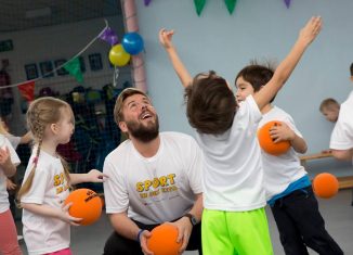 Eintracht-Trainer Jesper Jesper Schwarz und die Kinder der Kita St. Bernward hatten bei der ersten Bewegungseinheit viel Spaß. Foto: Eintracht Braunschweig Stiftung