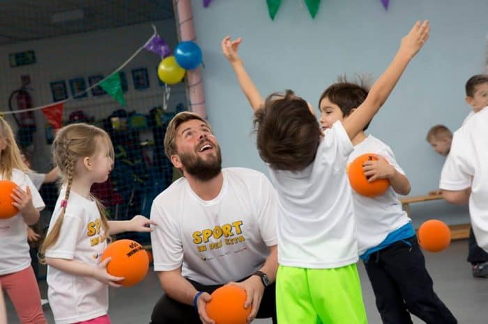 Eintracht-Trainer Jesper Jesper Schwarz und die Kinder der Kita St. Bernward hatten bei der ersten Bewegungseinheit viel Spaß. Foto: Eintracht Braunschweig Stiftung