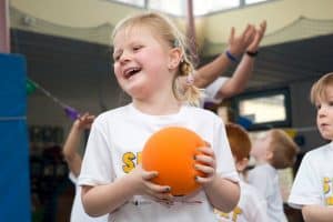 Das Spiel mit dem orangenen Schaumstoffball stand im Vordergrund. Foto: Eintracht Braunschweig Stiftung