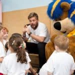 Gut zuhören hieß es auf der Spielfläche der Kita St. Bernward im Heidberg. Foto: Eintracht Braunschweig Stiftung
