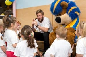 Gut zuhören hieß es auf der Spielfläche der Kita St. Bernward im Heidberg. Foto: Eintracht Braunschweig Stiftung