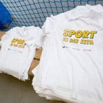 Jedes Kind erhielt ein T-Shirt mit der Aufschrift „Sport in der Kita“. Foto: Eintracht Braunschweig Stiftung