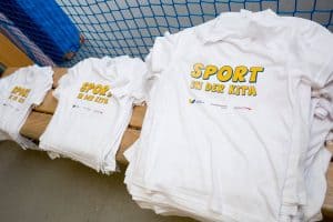 Jedes Kind erhielt ein T-Shirt mit der Aufschrift „Sport in der Kita“. Foto: Eintracht Braunschweig Stiftung