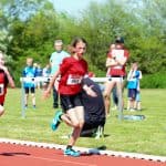 Auch die Mädchen gaben bis über die Ziellinie der Laufbahn für ihr Team alles. Foto: Andreas Greiner-Napp