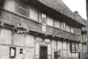 Dammstraße 1911: In dem Haus an der Dammstraße befand sich die jüdische Schule, im Hinterhaus die Synagoge. Foto: Stadtarchiv Hornburg
