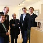 Die Projektmitarbeiter neben einem Modell der Hornburger Synagoge. V.l.n.r. Dr. Sibylle Heise (Stadtarhic Hornburg), Andreas Memmert (Bürgermeister der Gemeinde Schladen-Werla, Prof. Berndt Schaller (Georg-August-Universität Göttingen), Mirko Przystawik und Prof. Alexander von Kienlin (beide Bet Tfila Forschungsstelle TU Braunschweig). Foto: Bet Tfila – Forschungsstelle, TU Braunschweig, K. Keßler