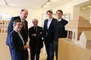 Die Projektmitarbeiter neben einem Modell der Hornburger Synagoge. V.l.n.r. Dr. Sibylle Heise (Stadtarhic Hornburg), Andreas Memmert (Bürgermeister der Gemeinde Schladen-Werla, Prof. Berndt Schaller (Georg-August-Universität Göttingen), Mirko Przystawik und Prof. Alexander von Kienlin (beide Bet Tfila Forschungsstelle TU Braunschweig). Foto: Bet Tfila – Forschungsstelle, TU Braunschweig, K. Keßler