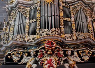 Die Orgel in St. Martini ziert den Bucheinband. Foto: meyermedia