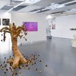 „Nation im Herbst“ von Jens Isensee im Vordergrund, Blick in die Ausstellung. Foto: Andreas Greiner-Napp