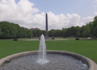 Der Obelisk am Löwenwall erinnert an die im Kampf gegen Napoleon gefallen Herzöge Karl Wilhelm Ferdinand und Friedrich Wilhelm. Foto: das medienatelier