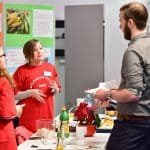 Leonor Gomis Malico und Fiona Günther vom Ratsgymnasium Wolfsburg erklären ihren Versuch. Foto: Andreas Greiner-Napp