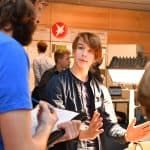 Hier geht es um den Solar-Sonnenschirm einer Göttinger Gruppe, mit dem sich Handys aufladen lassen. Foto: Andreas Greiner-Napp