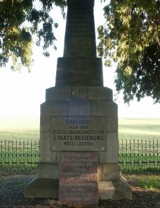 Der 1815 zu Ehren Karl Wilhelm Ferdinand aufgestellte Obelisk. Foto: Museum Hassenhausen / Manuela Dußa