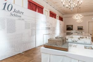 Blick in den Weißen Saal mit den Schlossmodellen. Foto: Schlossmuseum/Küstner