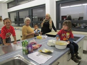 Kochen ist kommunikativ. Foto: Heidberg AKTIV