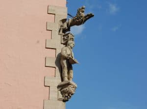 Betteljunge und Löwe am Stechinelli-Haus. Foto: Ostwald