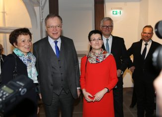 Niedersachsens Ministerpräsident Stephan Weil, Sabine Tippelt (MdL), Stephanie Saalfeld, Geschäftsführerin Porzellanmanufaktur Fürstenberg, Fürstenberg, und Christoph Schulz, Vorstandsvorsitzender der Braunschweigischen Landessparkasse, bei der Ausstellungseröffnung im Museum Schloss Fürstenberg. Foto: Museum Schloss Fürstenberg