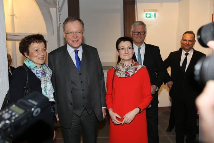 Niedersachsens Ministerpräsident Stephan Weil, Sabine Tippelt (MdL), Stephanie Saalfeld, Geschäftsführerin Porzellanmanufaktur Fürstenberg, Fürstenberg, und Christoph Schulz, Vorstandsvorsitzender der Braunschweigischen Landessparkasse, bei der Ausstellungseröffnung im Museum Schloss Fürstenberg. Foto: Museum Schloss Fürstenberg