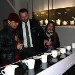 Florian Marquardt, Director International Sales Fürstenberg, zeigt Roger Su und dessen Frau unterschiedliche Porzellanserien.