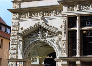 Noch immer imposant: Eingang zum Bankhaus Löbbecke. Foto: Ostwald