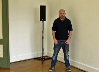 Tim Etchells präsentiert seine Soundcollage in 15 Räumen der Villa Salve Hospes“. Foto Susanne Jasper