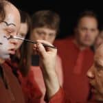 Auch die Maske gehört bei den Endlichs dazu. Foto: Theater Endlich