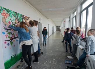 Gemeinsam wurden die bemalten Platten an die Wände geschraubt. Foto: IGS Querum