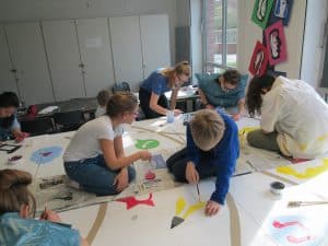 Fleißige Schüler im Werkraum. Foto: IGS Querum