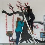 Gemeinsam wurden die bemalten Platten an die Wände geschraubt. IGS Querum