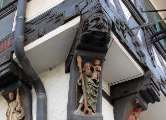 Die Fratze oberhalb des Heiligen Christophous sollte das Haus und seine Bewohner vor allem Bösen bewahren. Foto: Thomas Ostwald