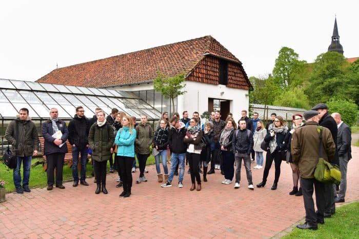 Die Gruppe der Auszubildenden besuchte während des Workshops auch die Klostergärtnerei. Foto: Andreas Greiner-Napp