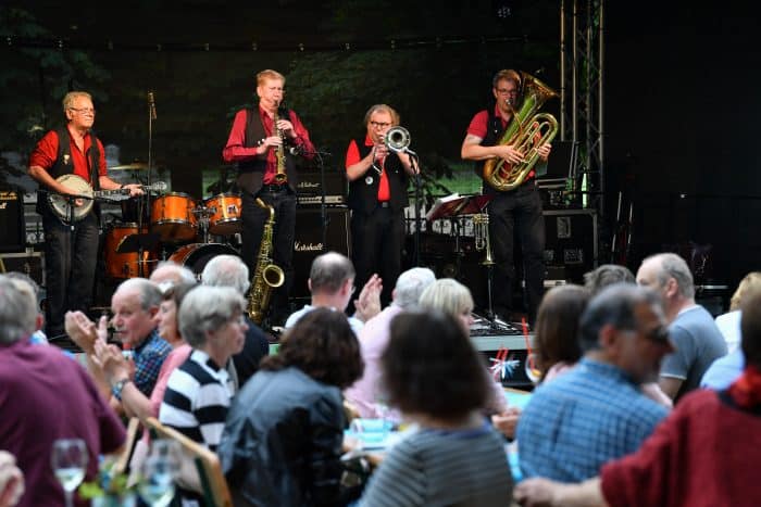 Zu Oldtime-Jazz mit der Braunschweiger Band "Dixi Fire" hatte die Stadt in den Garten der Braunschweigischen Stiftungen eingeladen. Foto: Andreas Greiner-Napp