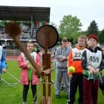 Beim Werfen auf eine Holz-Scheibe war genaues Zielen gefragt. Bei einem Treffer flog dem Sportler ein Lutscher entgegen.