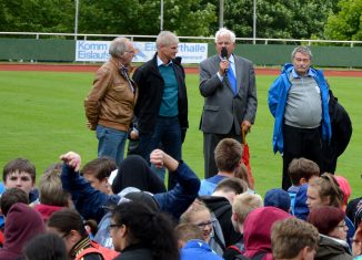 Den "Sportivationstag" eröffneten (von links) Organisator Karl-Heinz Mull, Salzgitters Oberbürgermeister Frank Klingebiel, Gerhard Glogowski, Vorsitzender des Vorstandes der Braunschweigischen Stiftung, der die Grüße der Stiftung überbrachte, sowie Hans-Werner Eisfeld vom Behindertenbeirat der Stadt Salzgitter. Foto: Kjell Sonnemann