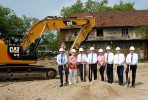 Erster Spatenstich für das Quartier St. Leonhard: (v.l.) Dirk Gähle (kaufmännischer Leiter CJD), Ursula Hellert (Gesamtleiterin CJD), Oberbürgermeister Ulrich Markurth, Richard und Erika Borek (Richard Borek Stiftung) Christoph Borek (Borek Immobilien), Ingo Beese (kaufmännischer Leiter der Evangelischen Stiftung Neuerkerode) und Rüdiger Becker (Direktor der Evangelischen Stiftung Neuerkerode). Foto: Siegfried Nickel