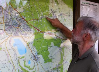 Revierförster Burkhard Röker zeigt, wo der Naturerlebnispfad entlangführen soll. Foto: meyermedia