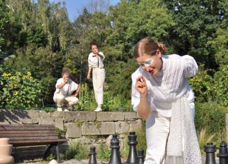 Szene aus der Theaterlandschaftsspaziergang „Die Dame vom See“ des Theaterkollektivs „Märchenonkel“ in Kooperation mit dem Förderverein „Kultur unter Glas“. Foto: Tobias Teich