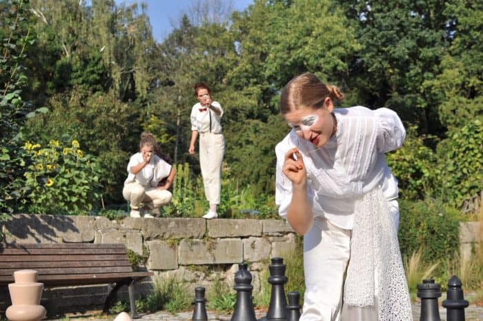 Szene aus der Theaterlandschaftsspaziergang „Die Dame vom See“ des Theaterkollektivs „Märchenonkel“ in Kooperation mit dem Förderverein „Kultur unter Glas“. Foto: Tobias Teich