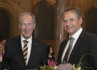 Der scheidende Präsident Dr. Gert Hoffmann mit seinem Nachfolger Ulrich Markurth. Foto: Peter Sierigk