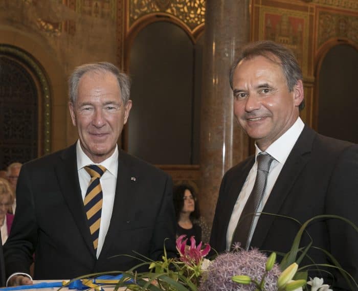 Der scheidende Präsident Dr. Gert Hoffmann mit seinem Nachfolger Ulrich Markurth. Foto: Peter Sierigk