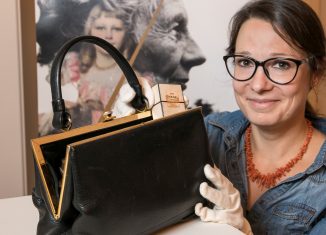 Museumsdirektorin Dr. Ulrike Sbresny inspizierte die letzte von Victoria Luise genutzte Handtasche. Foto: Schlossmuseum Braunschweig/Peter Sierigk