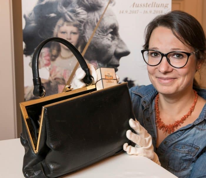 Museumsdirektorin Dr. Ulrike Sbresny inspizierte die letzte von Victoria Luise genutzte Handtasche. Foto: Schlossmuseum Braunschweig/Peter Sierigk